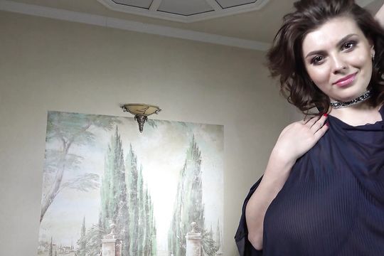 Милфа с огромными сиськами эротично позирует и показывает себя