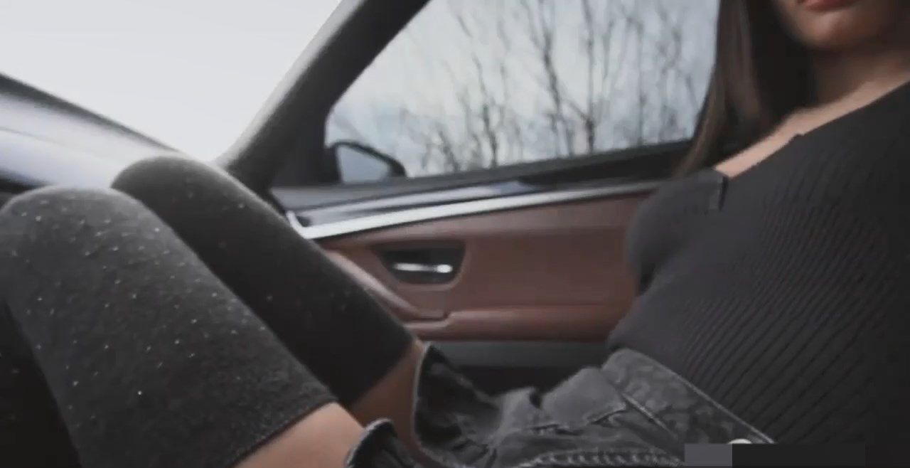 Порно видео красивая брюнетка в машине