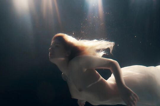 Эротика с красоткой в образе изящной русалки